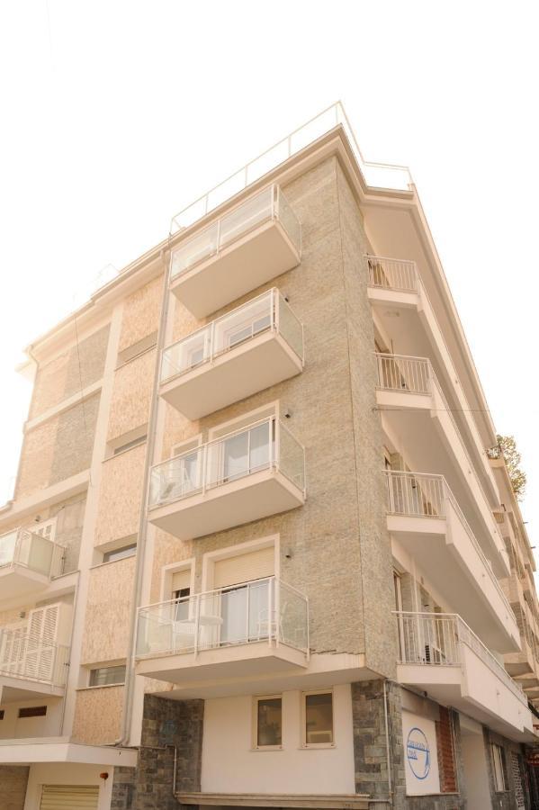 Casa Vacanze Medit アラッシオ エクステリア 写真